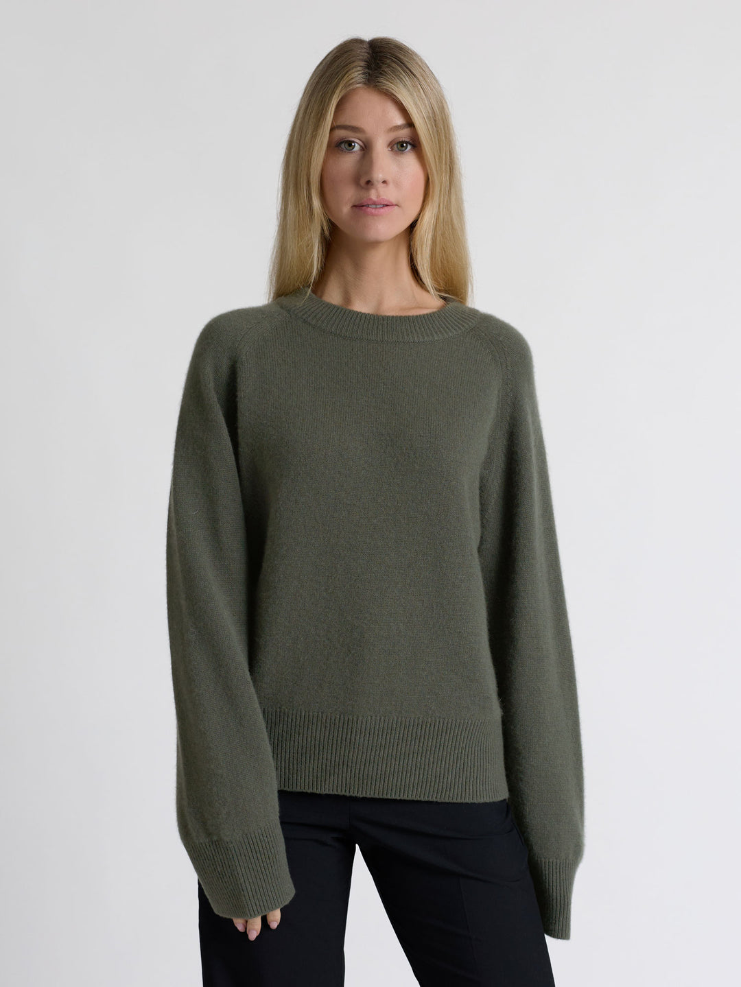 Chunky cashmere sweater "Signy" in 100% pure cashmere. Scandinavian design by Kashmina. Color: Eucalyptus green.