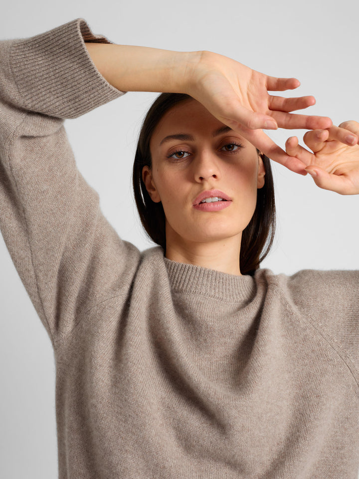 Chunky cashmere sweater "Signy" in 100% pure cashmere. Scandinavian design by Kashmina. Color: Toast.