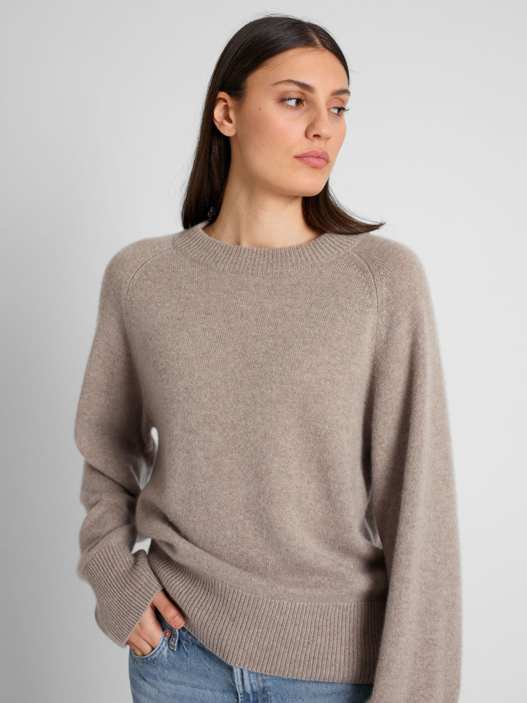 Chunky cashmere sweater "Signy" in 100% pure cashmere. Scandinavian design by Kashmina. Color: Toast.