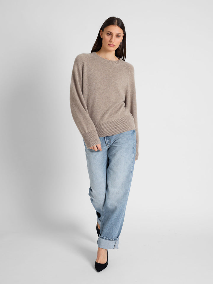 Chunky cashmere sweater "Signy" in 100% pure cashmere. Scandinavian design by Kashmina. Color: Toast.