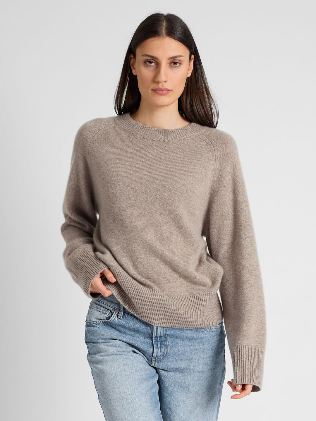 Chunky cashmere sweater "Signy" in 100% pure cashmere. Scandinavian design by Kashmina. Color: Toast.