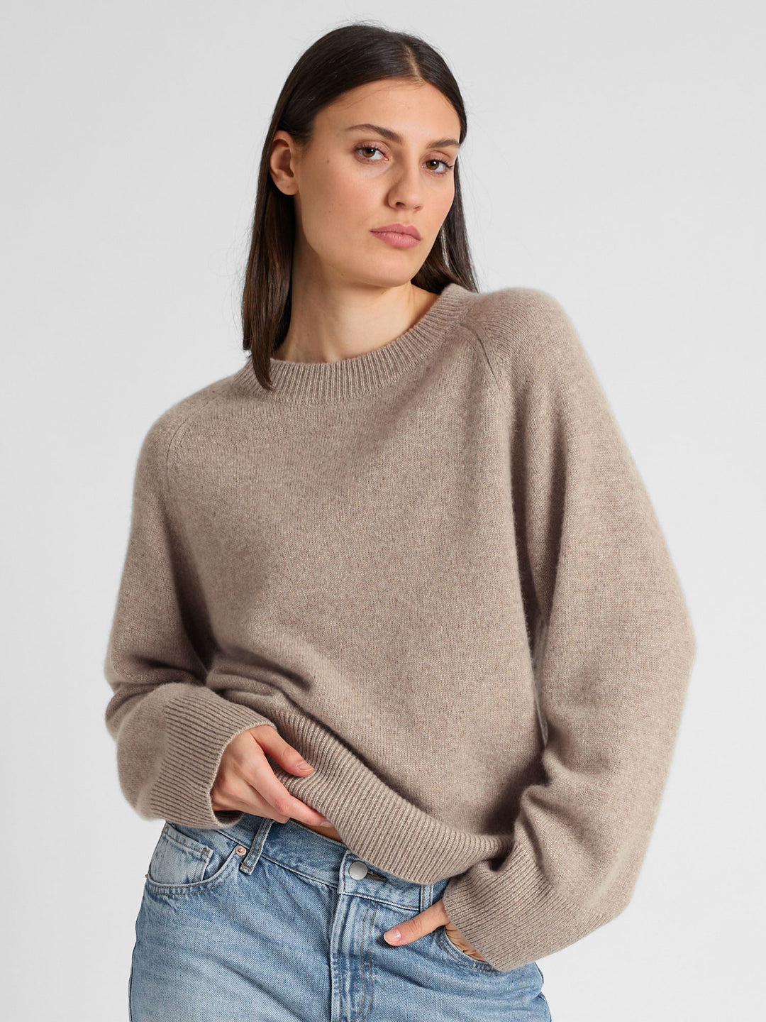 Chunky cashmere sweater "Signy" in 100% pure cashmere. Scandinavian design by Kashmina. Color: Toast.