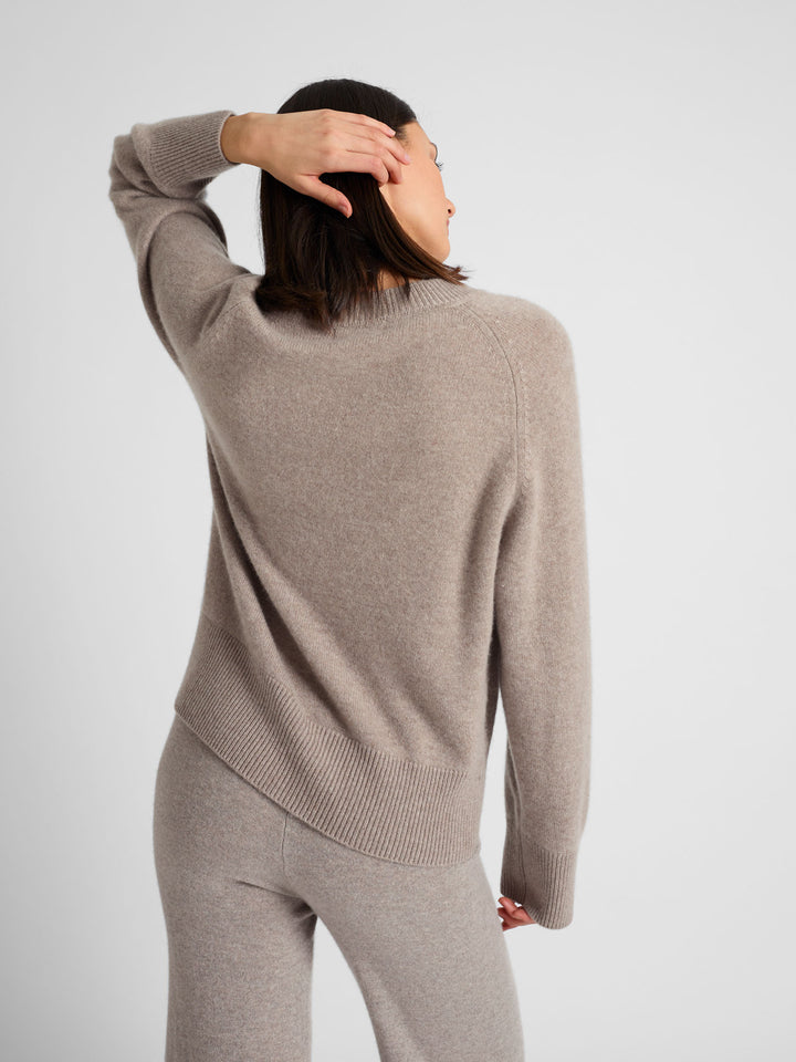 Chunky cashmere sweater "Signy" in 100% pure cashmere. Scandinavian design by Kashmina. Color: Toast.