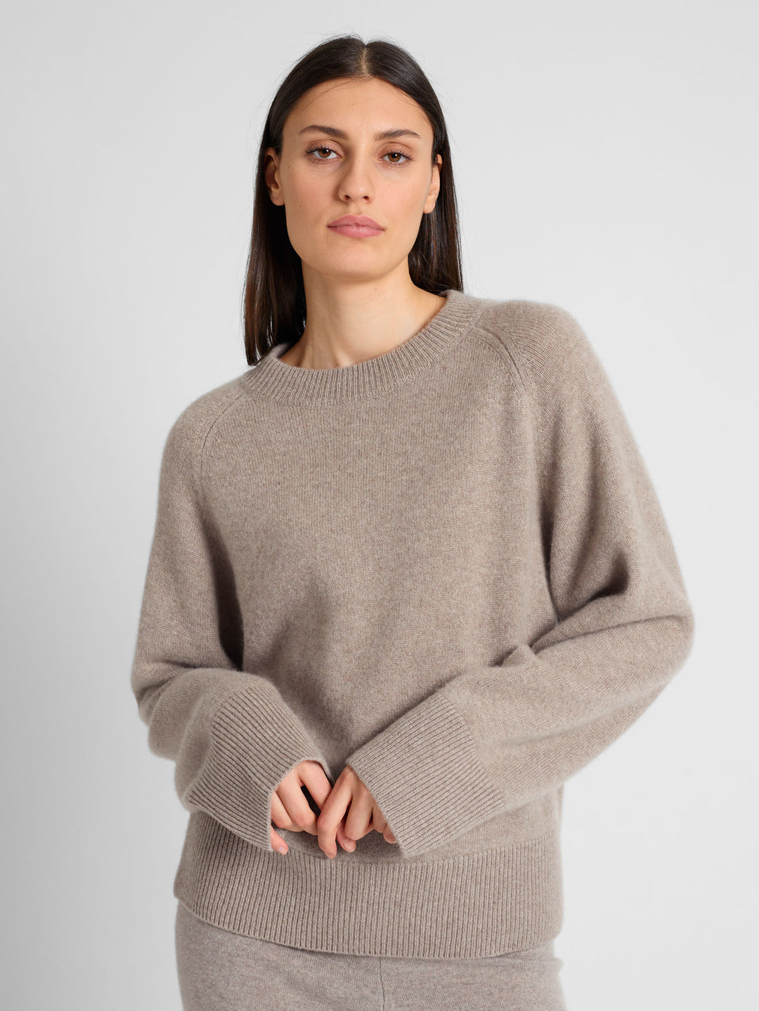 Chunky cashmere sweater "Signy" in 100% pure cashmere. Scandinavian design by Kashmina. Color: Toast.