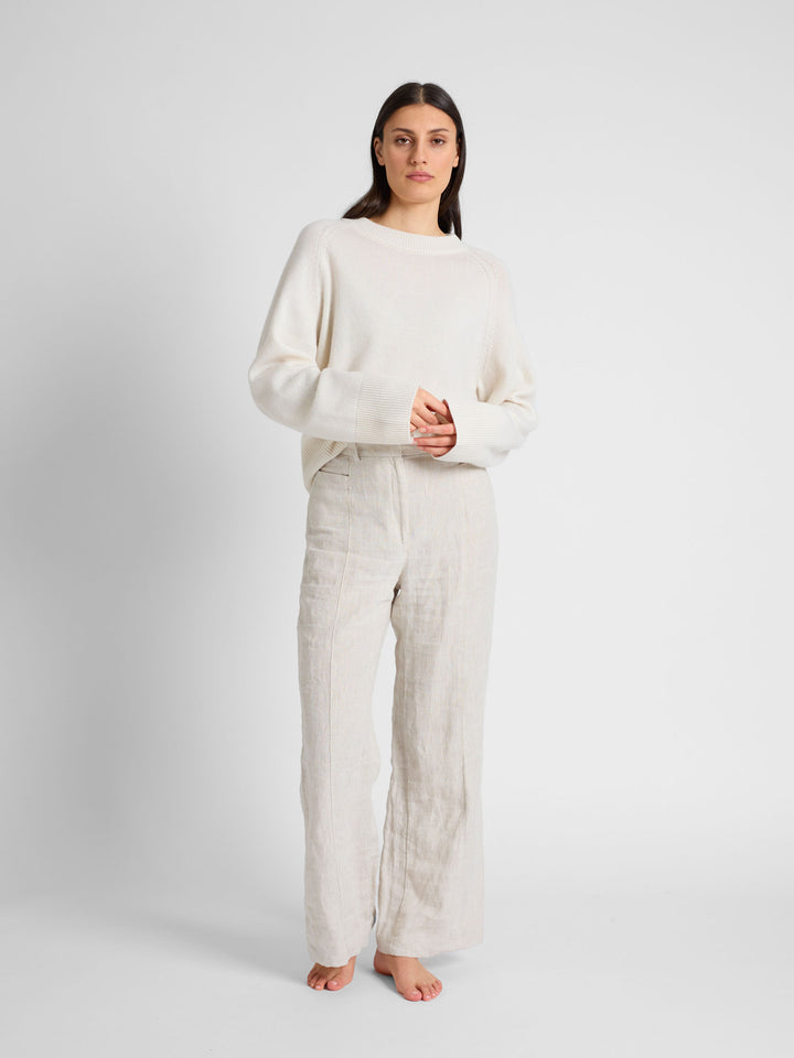 Chunky cashmere sweater "Signy" in 100% pure cashmere. Scandinavian design by Kashmina. Color: White.