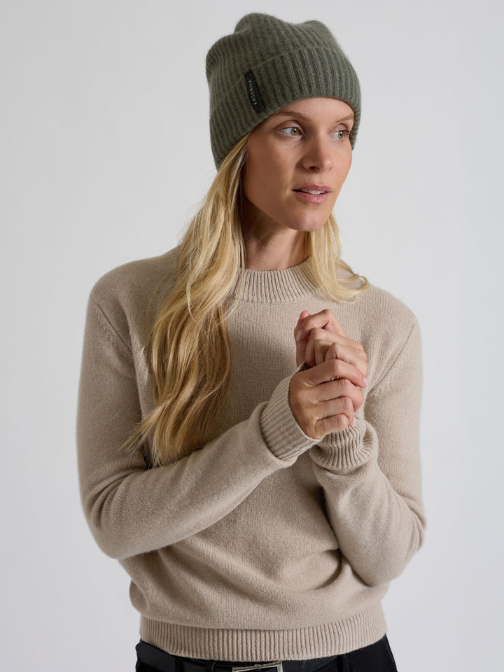 Cashmere beanie "Elli" in 100% pure cashmere. Scandinavian design by Kashmina. Color: Eucalyptus green.