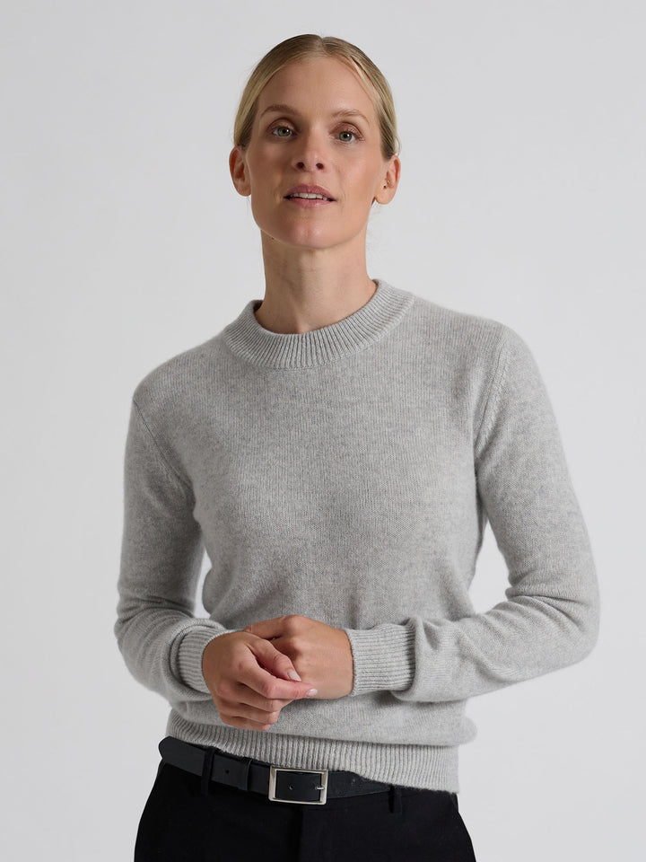 Cashmere sweater "Sofia Long" in 100% pure cashmere. Scandinavian design by Kashmina. Color: Light Grey.