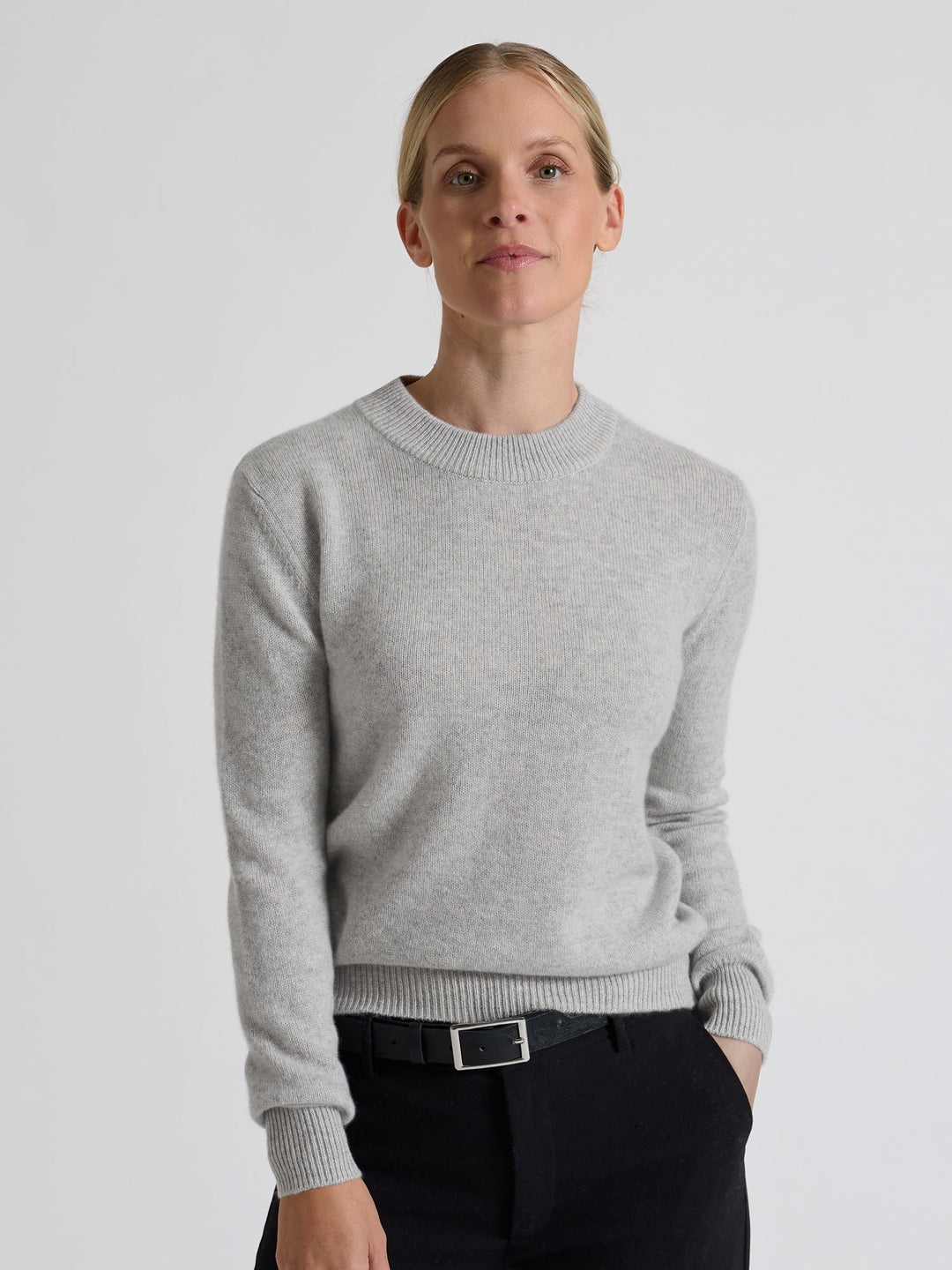 Cashmere sweater "Sofia Long" in 100% pure cashmere. Scandinavian design by Kashmina. Color: Light Grey.