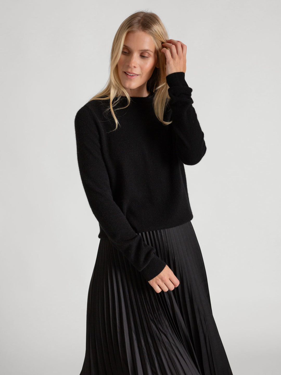 Cashmere sweater "Thora" in 100% pure cashmere. Long sleeves, round neck. Scandinavian design by Kashmina. Color: Black.