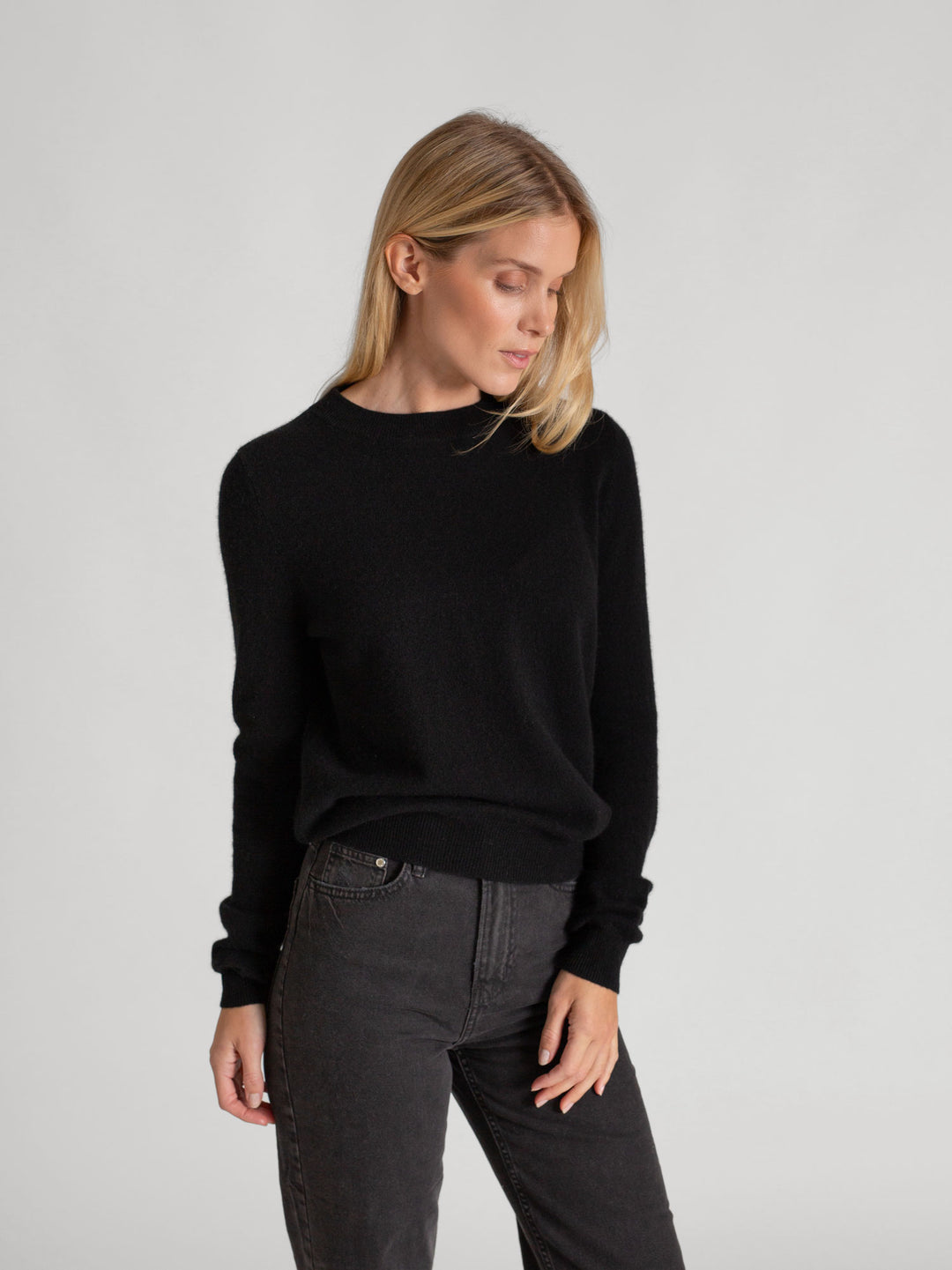 Cashmere sweater "Thora" in 100% pure cashmere. Long sleeves, round neck. Scandinavian design by Kashmina. Color: Black.