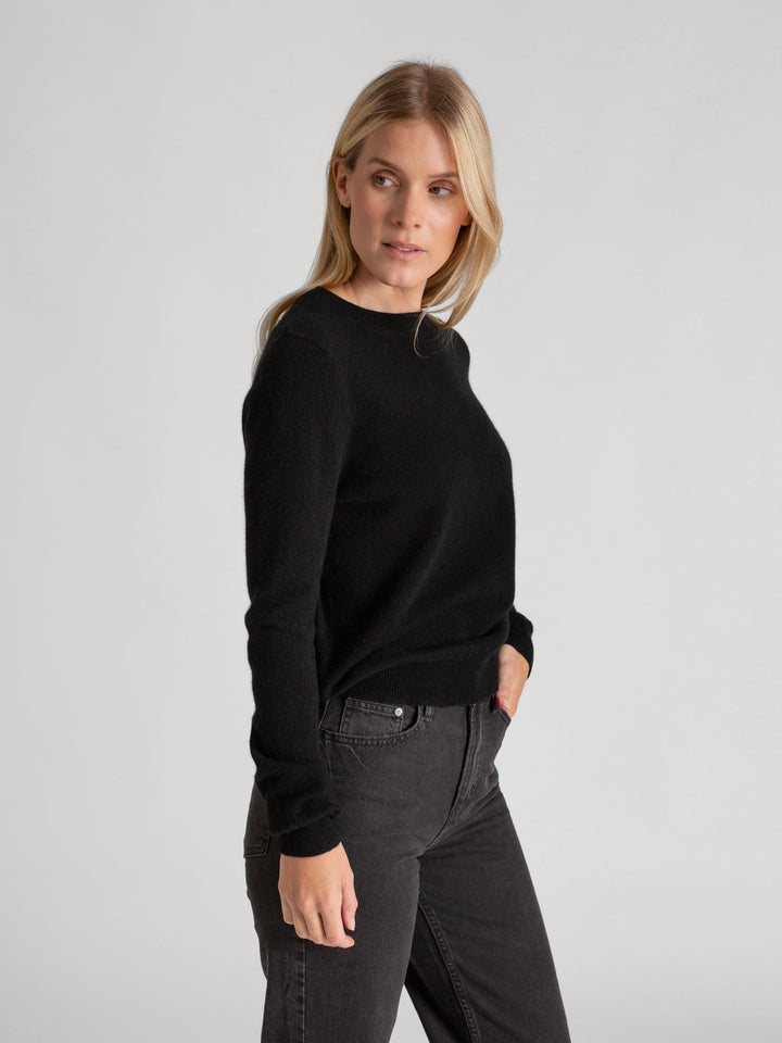 Cashmere sweater "Thora" in 100% pure cashmere. Long sleeves, round neck. Scandinavian design by Kashmina. Color: Black.