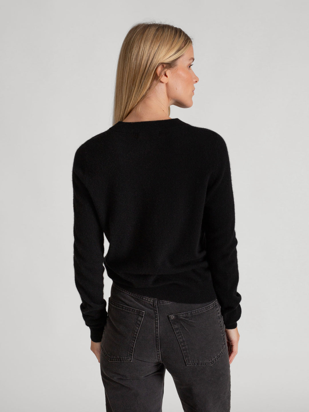 Cashmere sweater "Thora" in 100% pure cashmere. Long sleeves, round neck. Scandinavian design by Kashmina. Color: Black.