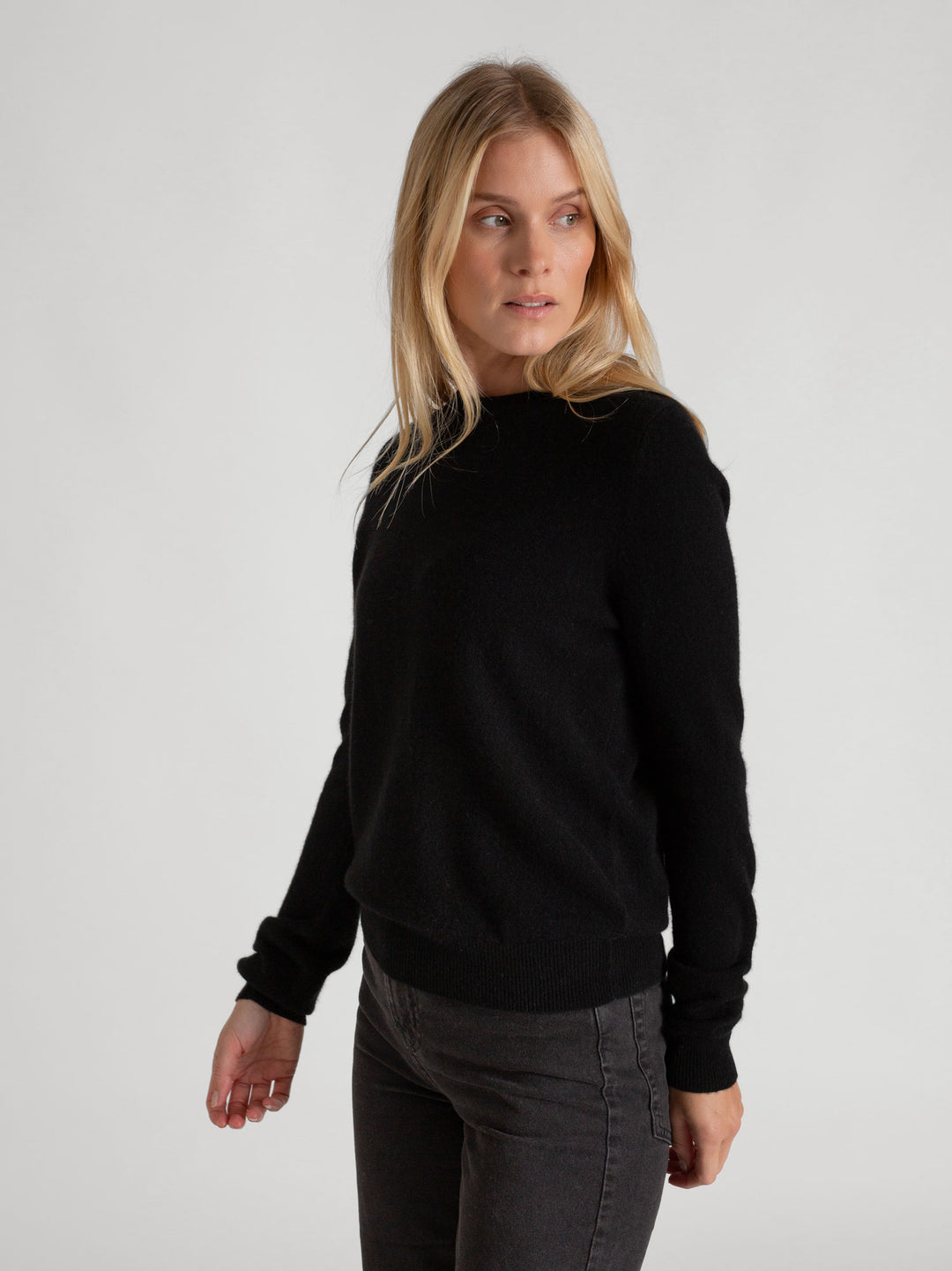 Cashmere sweater "Thora" in 100% pure cashmere. Long sleeves, round neck. Scandinavian design by Kashmina. Color: Black.