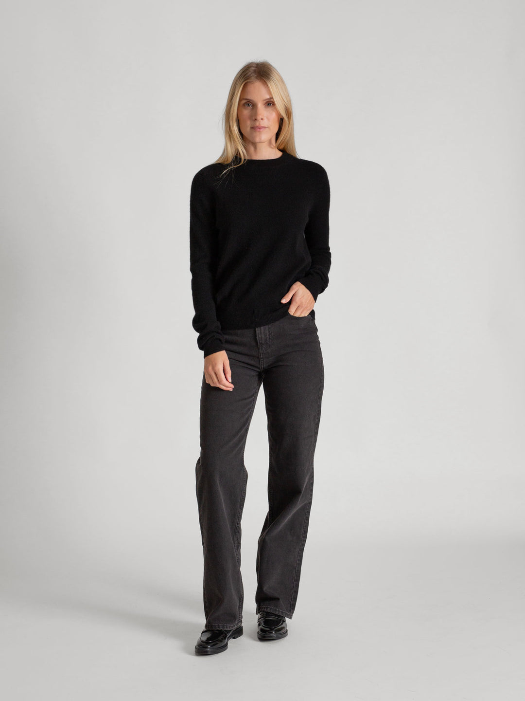 Cashmere sweater "Thora" in 100% pure cashmere. Long sleeves, round neck. Scandinavian design by Kashmina. Color: Black.