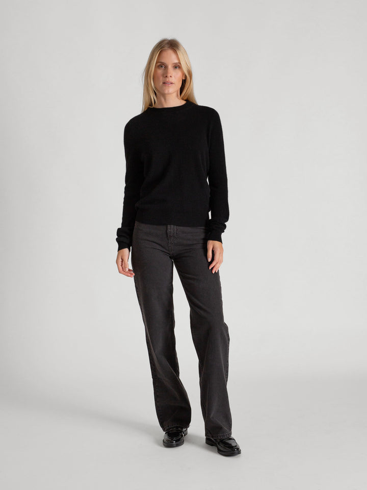 Cashmere sweater "Thora" in 100% pure cashmere. Long sleeves, round neck. Scandinavian design by Kashmina. Color: Black.