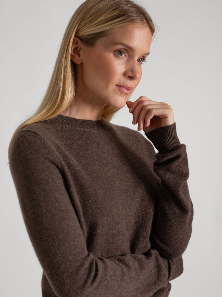 Cashmere sweater "Thora" in 100% pure cashmere. Long sleeves, round neck. Scandinavian design by Kashmina. Color: Dark Brown.