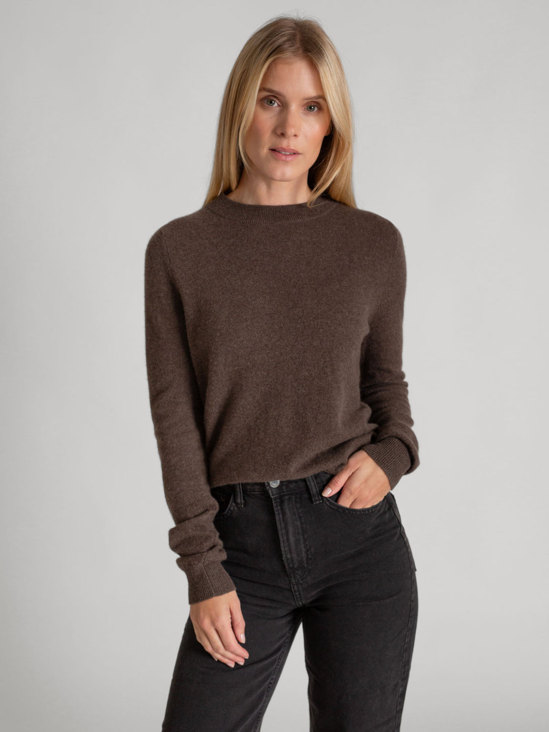 Cashmere sweater "Thora" in 100% pure cashmere. Long sleeves, round neck. Scandinavian design by Kashmina. Color: Dark Brown.