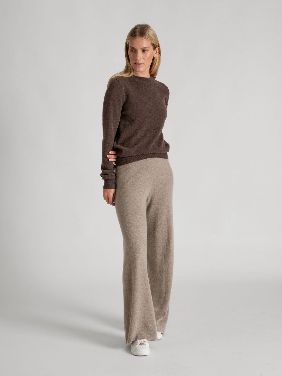 Cashmere sweater "Thora" in 100% pure cashmere. Long sleeves, round neck. Scandinavian design by Kashmina. Color: Dark Brown.