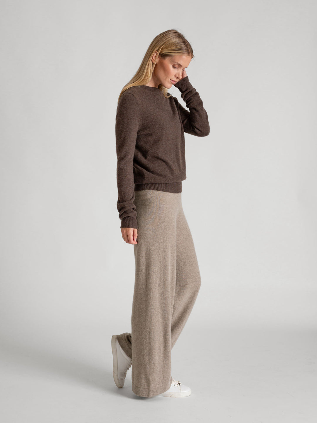 Cashmere sweater "Thora" in 100% pure cashmere. Long sleeves, round neck. Scandinavian design by Kashmina. Color: Dark Brown.