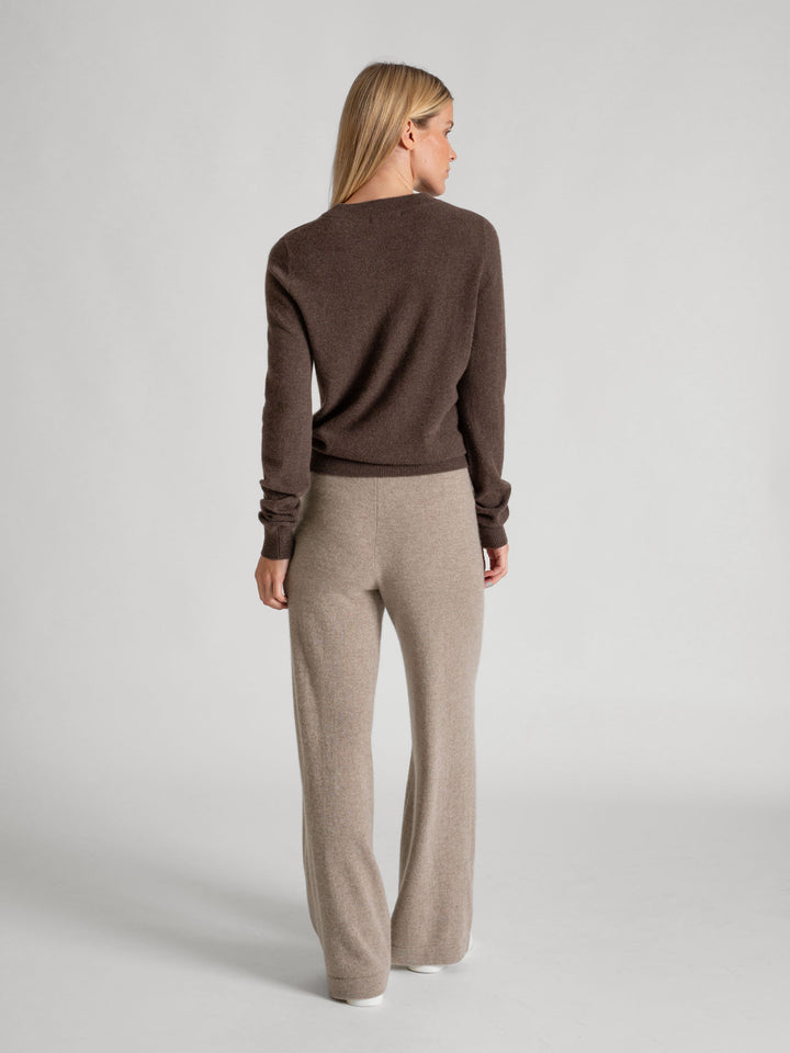 Cashmere sweater "Thora" in 100% pure cashmere. Long sleeves, round neck. Scandinavian design by Kashmina. Color: Dark Brown.