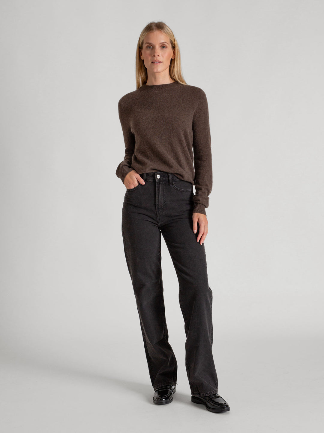 Cashmere sweater "Thora" in 100% pure cashmere. Long sleeves, round neck. Scandinavian design by Kashmina. Color: Dark Brown.