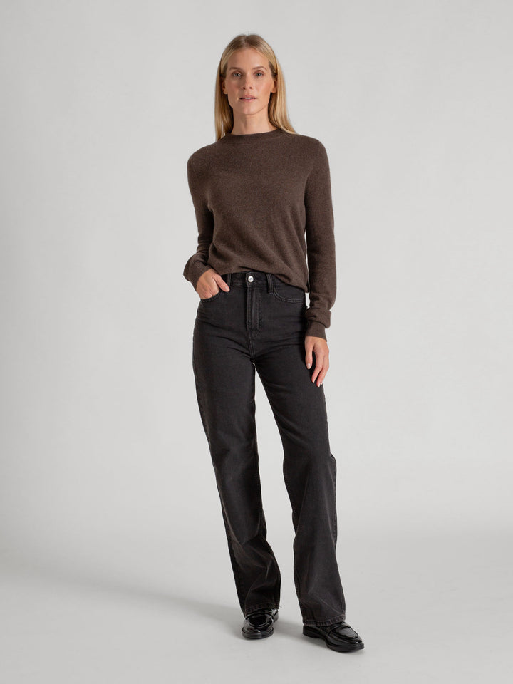 Cashmere sweater "Thora" in 100% pure cashmere. Long sleeves, round neck. Scandinavian design by Kashmina. Color: Dark Brown.