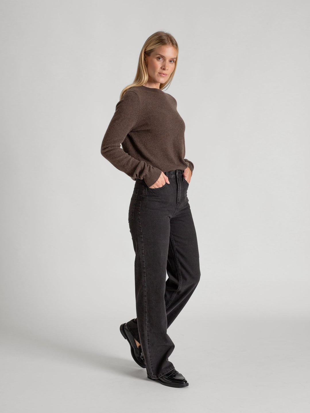 Cashmere sweater "Thora" in 100% pure cashmere. Long sleeves, round neck. Scandinavian design by Kashmina. Color: Dark Brown.