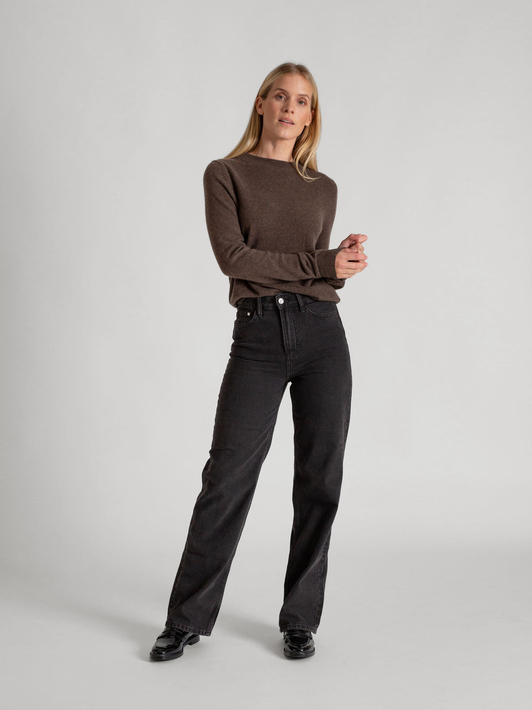 Cashmere sweater "Thora" in 100% pure cashmere. Long sleeves, round neck. Scandinavian design by Kashmina. Color: Dark Brown.