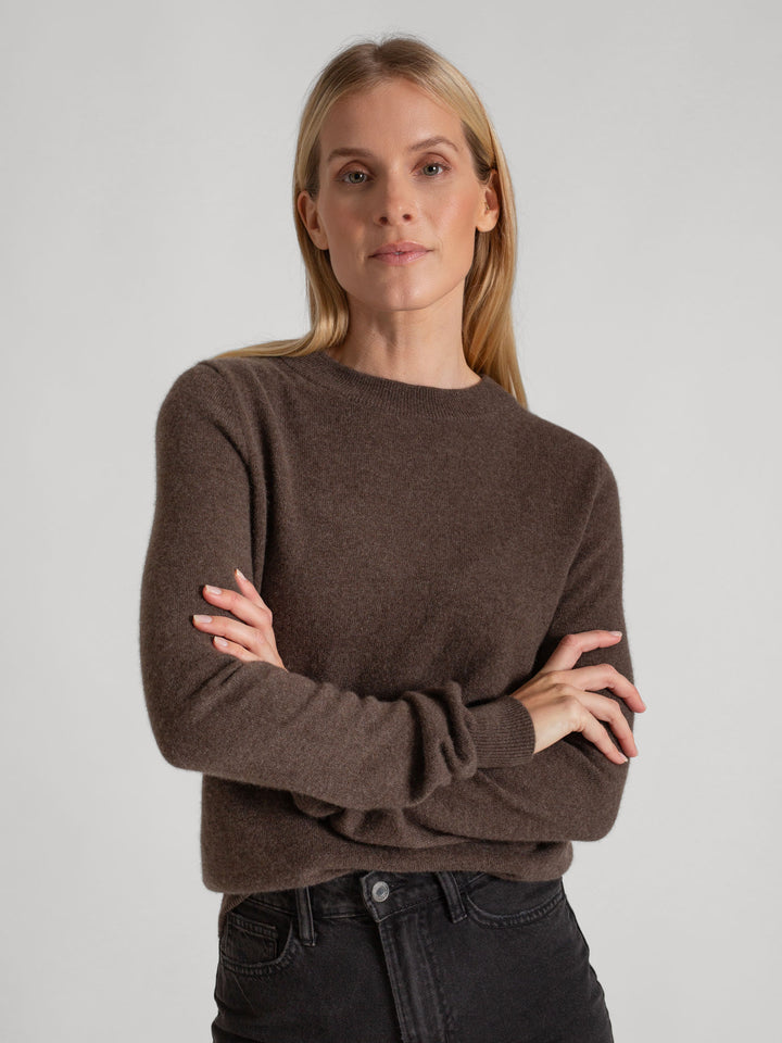 Cashmere sweater "Thora" in 100% pure cashmere. Long sleeves, round neck. Scandinavian design by Kashmina. Color: Dark Brown.