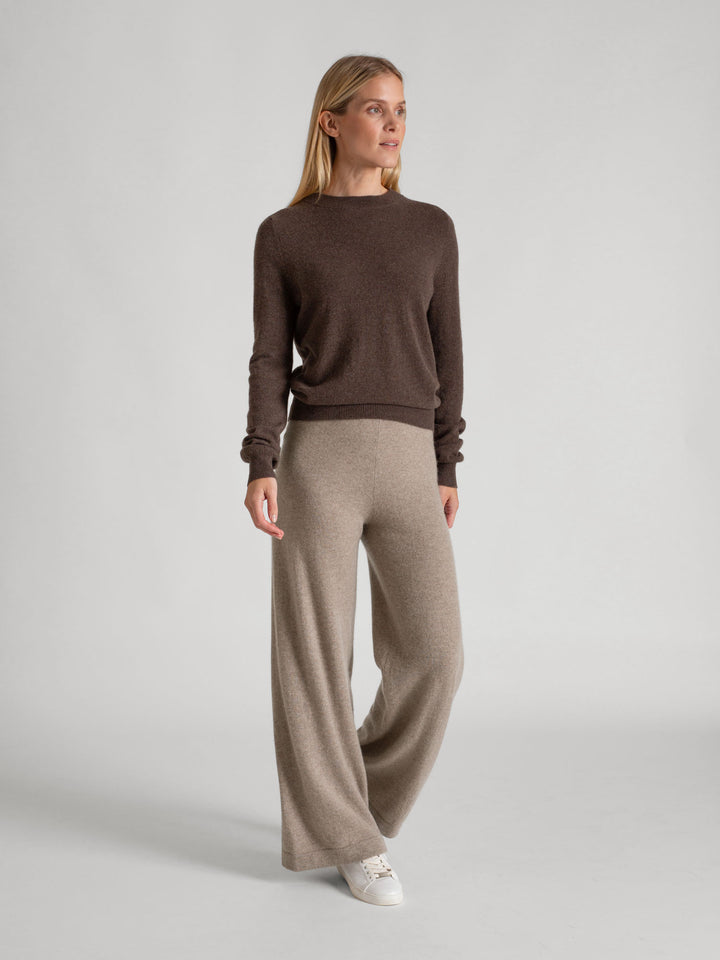 Cashmere sweater "Thora" in 100% pure cashmere. Long sleeves, round neck. Scandinavian design by Kashmina. Color: Dark Brown.