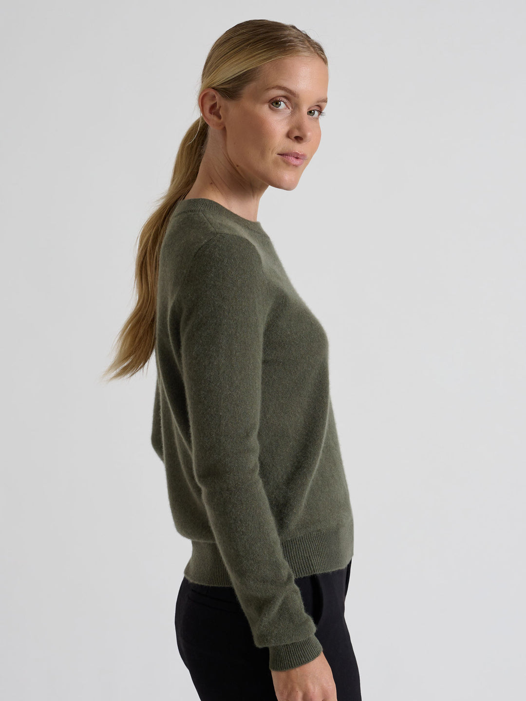 Cashmere sweater "Thora" in 100% pure cashmere. Scandinavian design by Kashmina. Color: Eucalyptus Green.