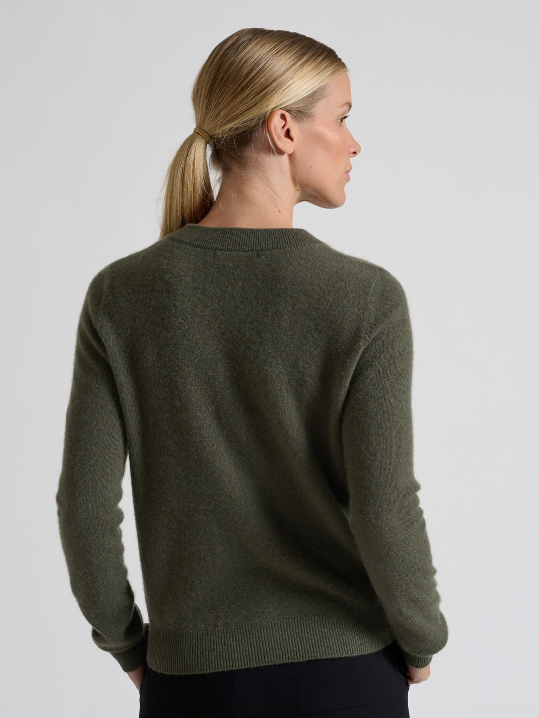Cashmere sweater "Thora" in 100% pure cashmere. Scandinavian design by Kashmina. Color: Eucalyptus Green.