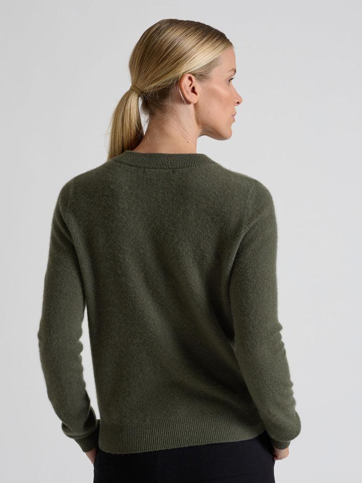 Cashmere sweater "Thora" in 100% pure cashmere. Scandinavian design by Kashmina. Color: Eucalyptus Green.