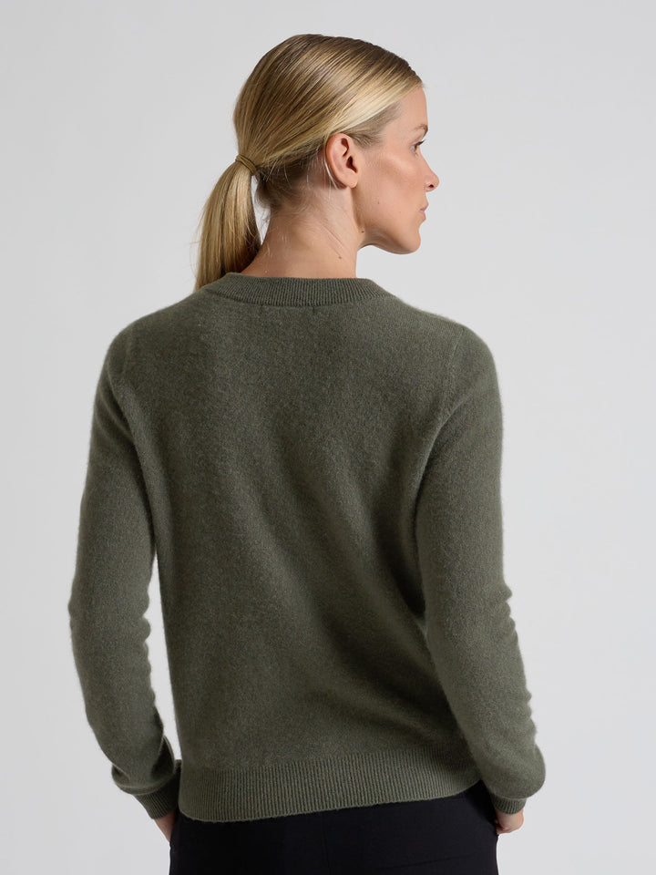 Cashmere sweater "Thora" in 100% pure cashmere. Scandinavian design by Kashmina. Color: Eucalyptus Green.
