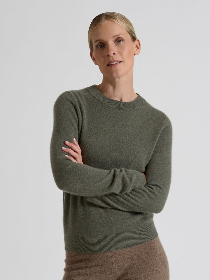 Cashmere sweater "Thora" in 100% pure cashmere. Scandinavian design by Kashmina. Color: Eucalyptus Green.
