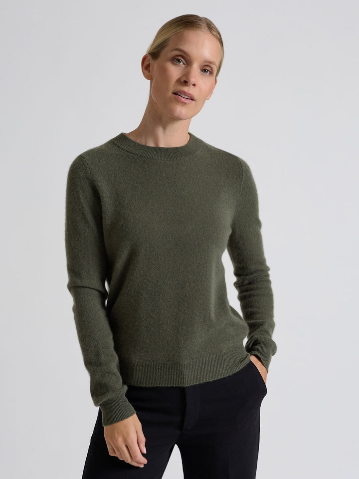 Cashmere sweater "Thora" in 100% pure cashmere. Scandinavian design by Kashmina. Color: Eucalyptus Green.