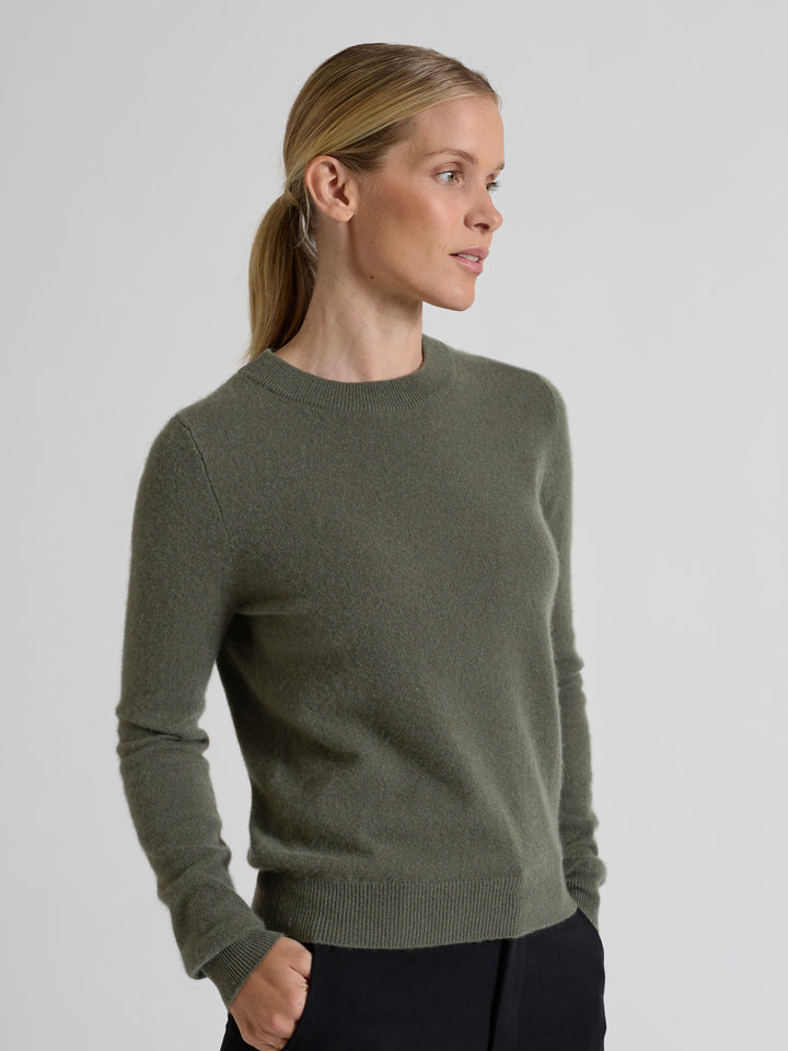 Cashmere sweater "Thora" in 100% pure cashmere. Scandinavian design by Kashmina. Color: Eucalyptus Green.