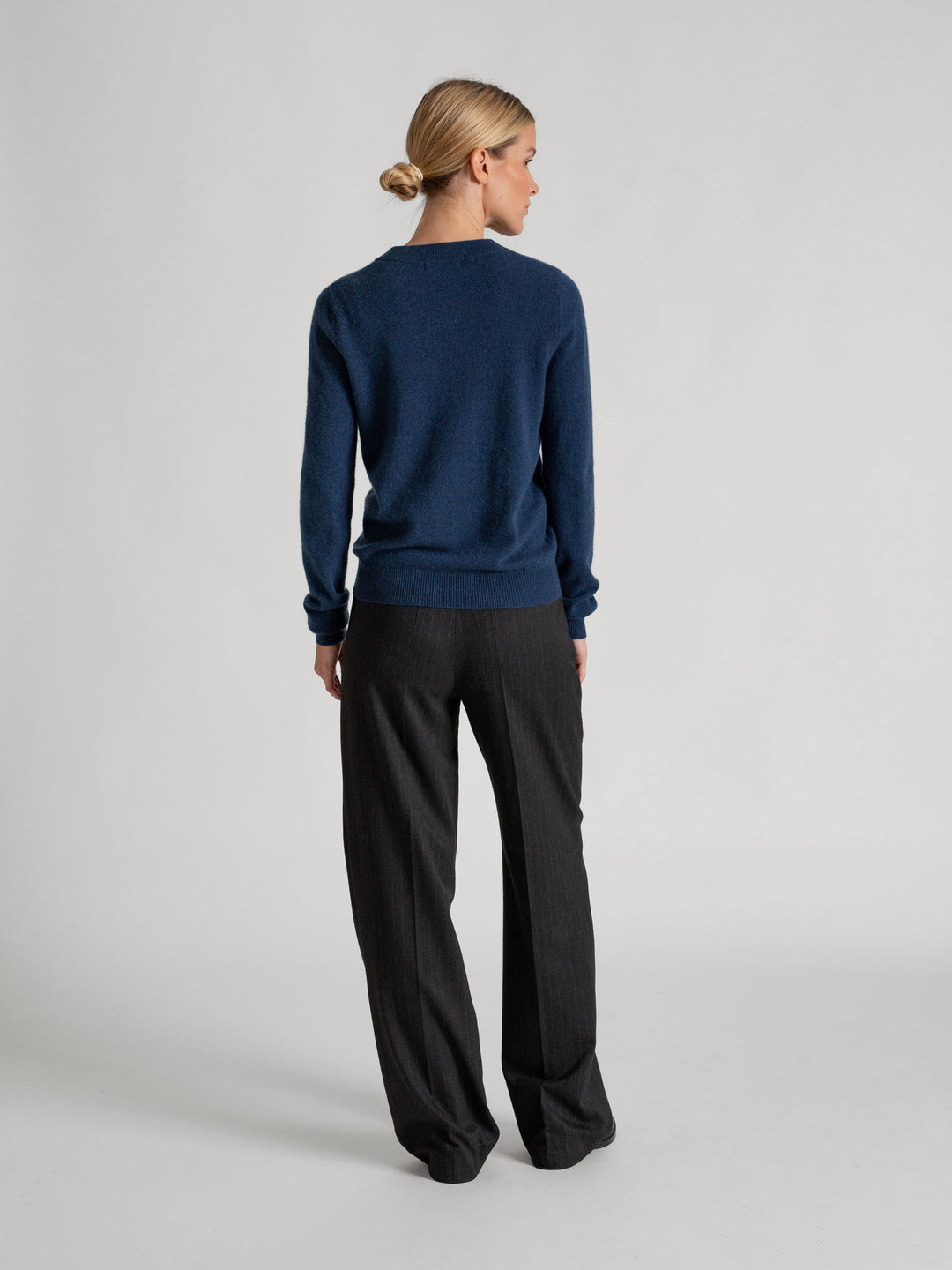 Cashmere sweater "Thora" in 100% pure cashmere. Long sleeves, round neck. Scandinavian design by Kashmina. Color: Mountain Blue.