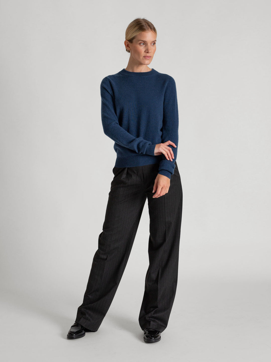 Cashmere sweater "Thora" in 100% pure cashmere. Long sleeves, round neck. Scandinavian design by Kashmina. Color: Mountain Blue.