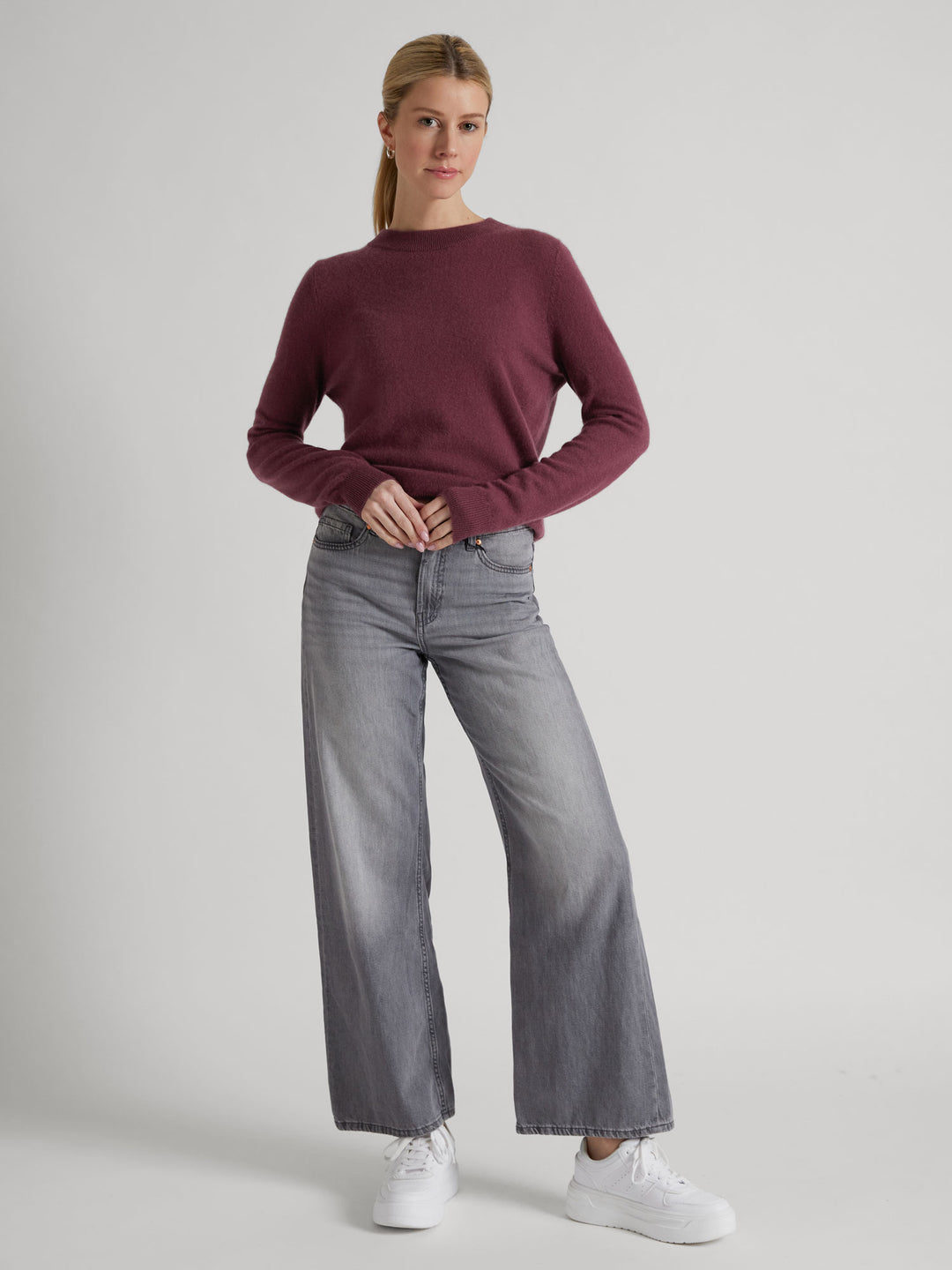  Cashmere sweater "Thora" in 100% pure cashmere. Long sleeves, round neck. Scandinavian design by Kashmina. Color: Wild Plum.