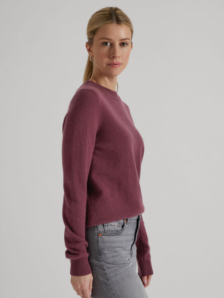  Cashmere sweater "Thora" in 100% pure cashmere. Long sleeves, round neck. Scandinavian design by Kashmina. Color: Wild Plum.