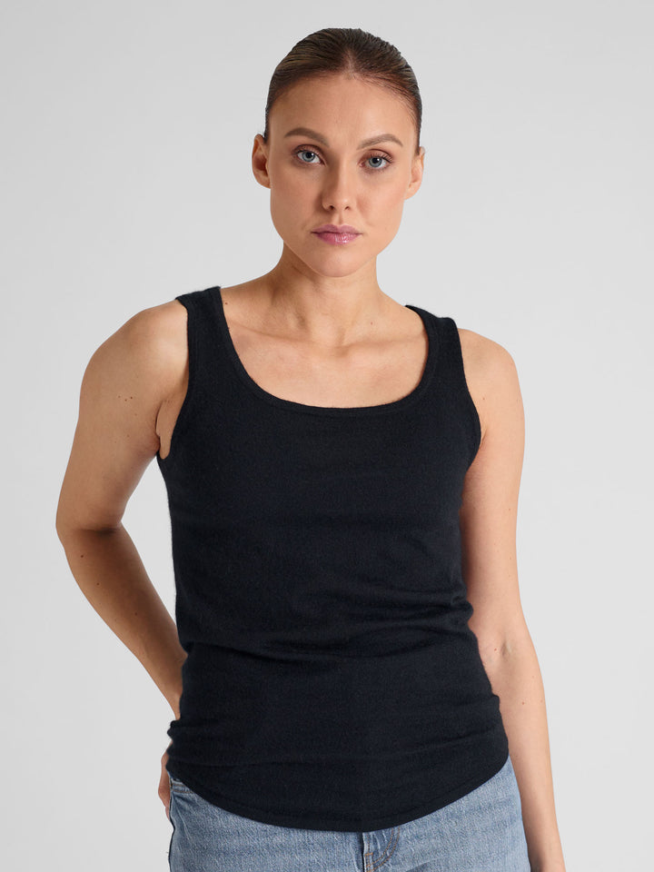 Cashmere top in 100% pure cashmere. Color: Black. Scandinavian design by Kashmina.