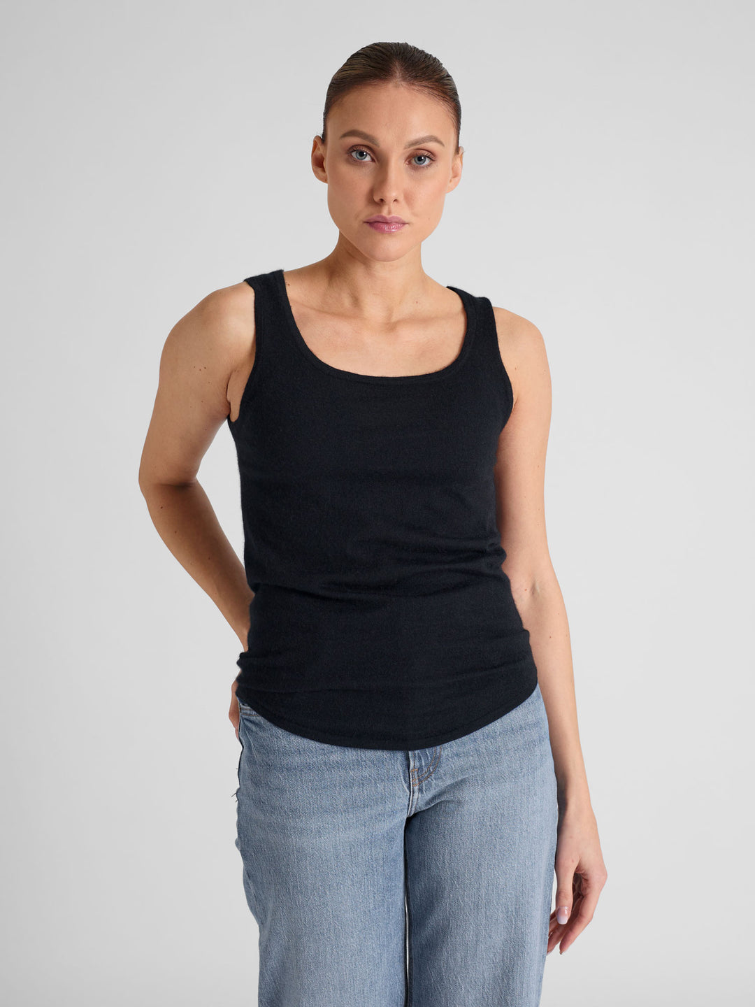 Cashmere top in 100% pure cashmere. Color: Black. Scandinavian design by Kashmina.