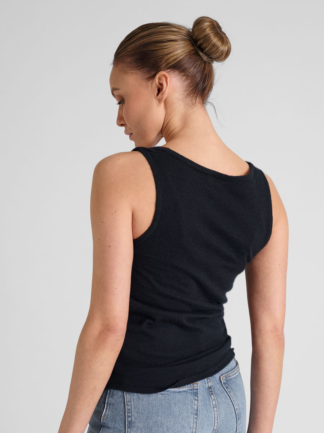 Cashmere top in 100% pure cashmere. Color: Black. Scandinavian design by Kashmina.