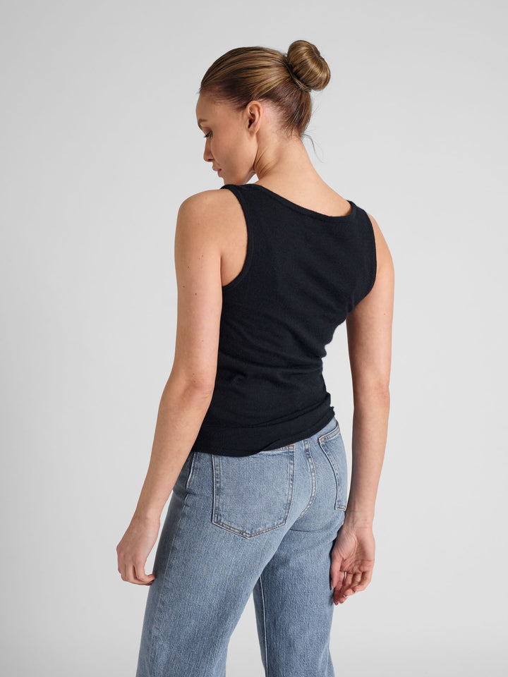 Cashmere top in 100% pure cashmere. Color: Black. Scandinavian design by Kashmina.