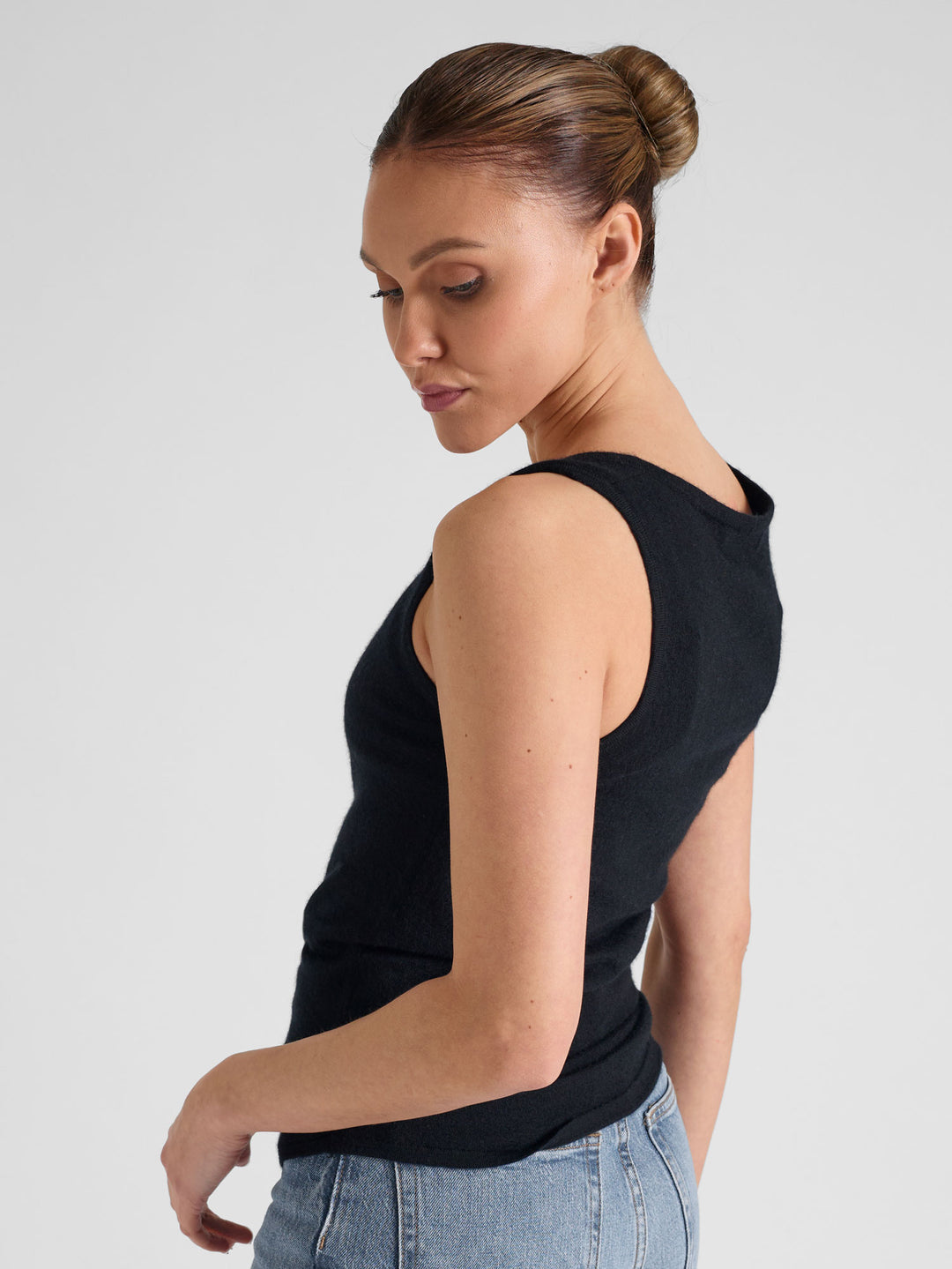 Cashmere top in 100% pure cashmere. Color: Black. Scandinavian design by Kashmina.