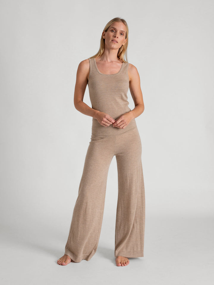 Cashmere singlet "Skin" in 100% pure cashmere. Scandinavian design by Kashmina. Color: Taupe.