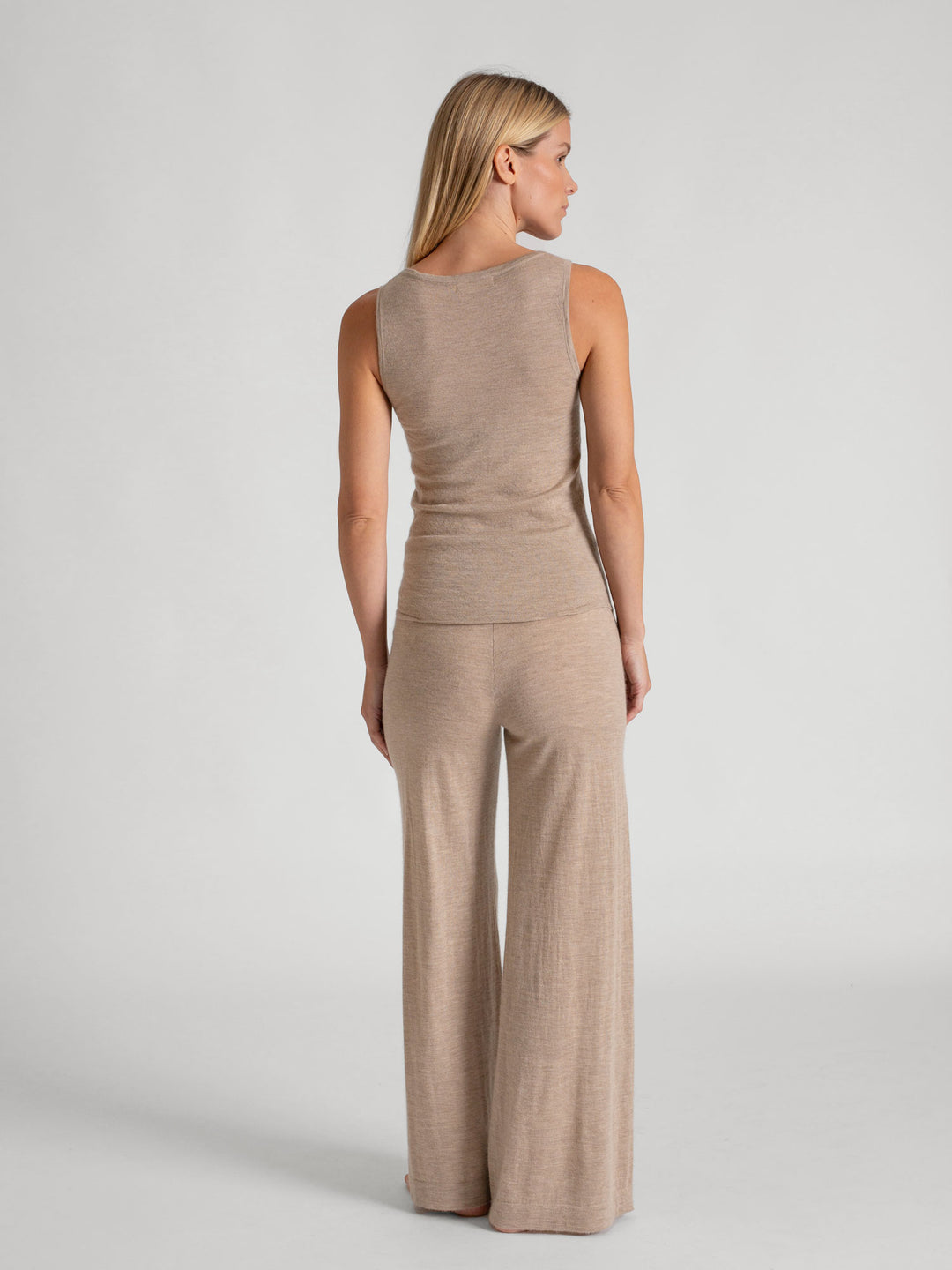 Cashmere singlet "Skin" in 100% pure cashmere. Scandinavian design by Kashmina. Color: Taupe.