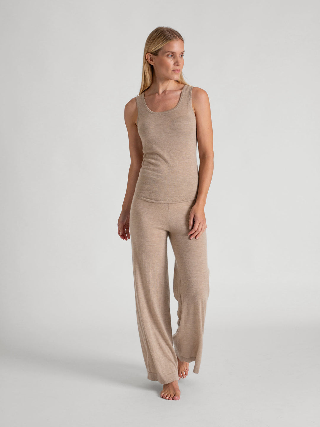 Cashmere singlet "Skin" in 100% pure cashmere. Scandinavian design by Kashmina. Color: Taupe.