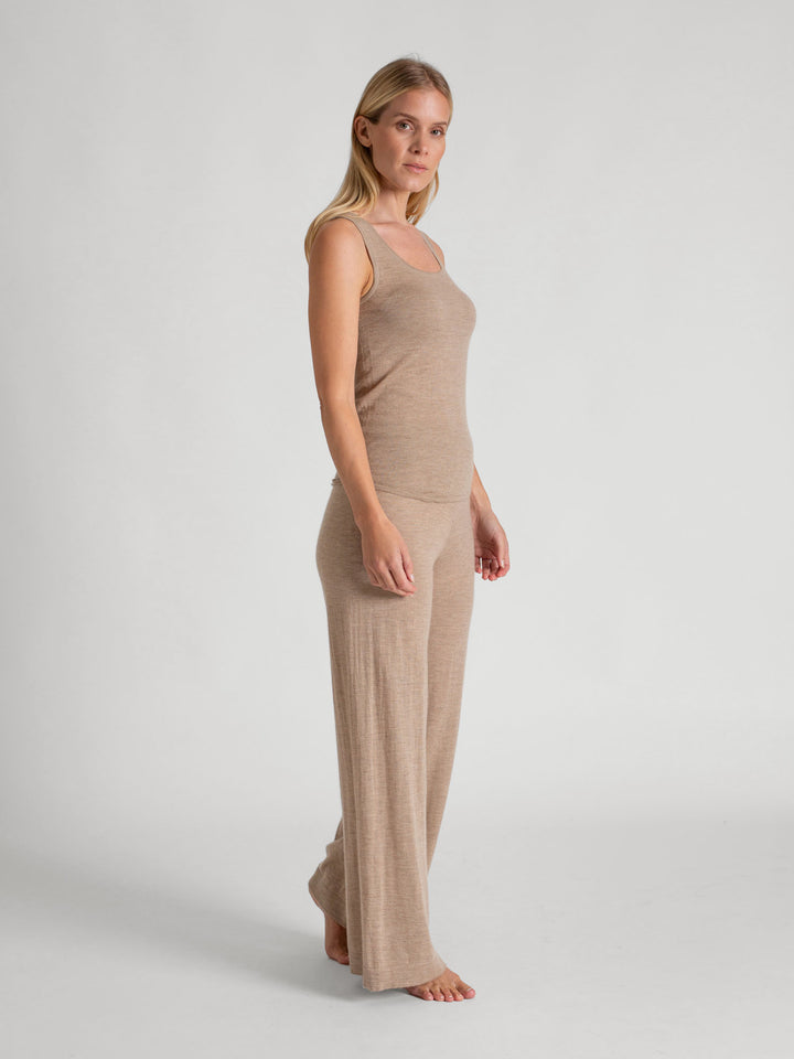 Cashmere singlet "Skin" in 100% pure cashmere. Scandinavian design by Kashmina. Color: Taupe.